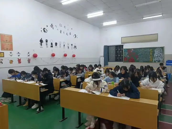 青春印记 | 奋楫笃行 • 一路生花 ——21幼儿保育二班班级风采(图3) 青春印记 | 奋楫笃行 • 一路生花 ——21幼儿保育二班班级风采(图3)