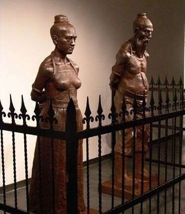 为什么管虎敢背手向烈士鞠躬