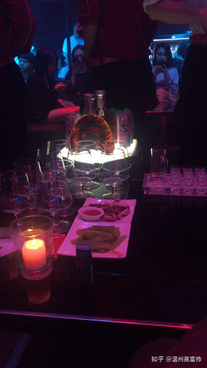 经常一个人去酒吧,然后找个卡,会不会有点蠢?