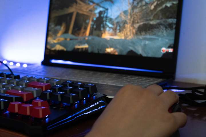 炫酷RGB灯效、宏编程等加持，血手幽灵ES30 Plus轻量化鼠标助力极致游戏体验