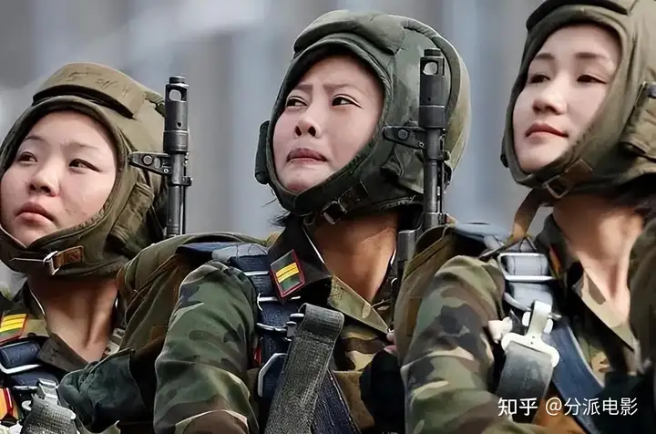 《D.P:逃兵追缉令第二季》豆瓣8.6,这部韩剧也太敢拍了!韩国军队的底裤都被扒光了!