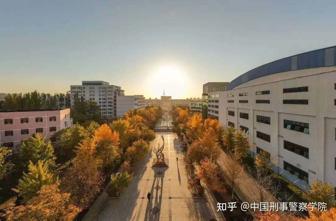中国刑事警察学院 的想法: #航拍# #校园# 随着无人机升向空中,我们