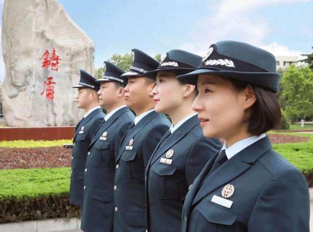 从事操作维护,服务保障等专业技能性工作的文职人员