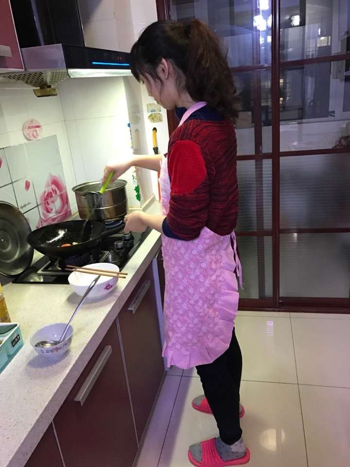 我觉得她下厨时候最性感.