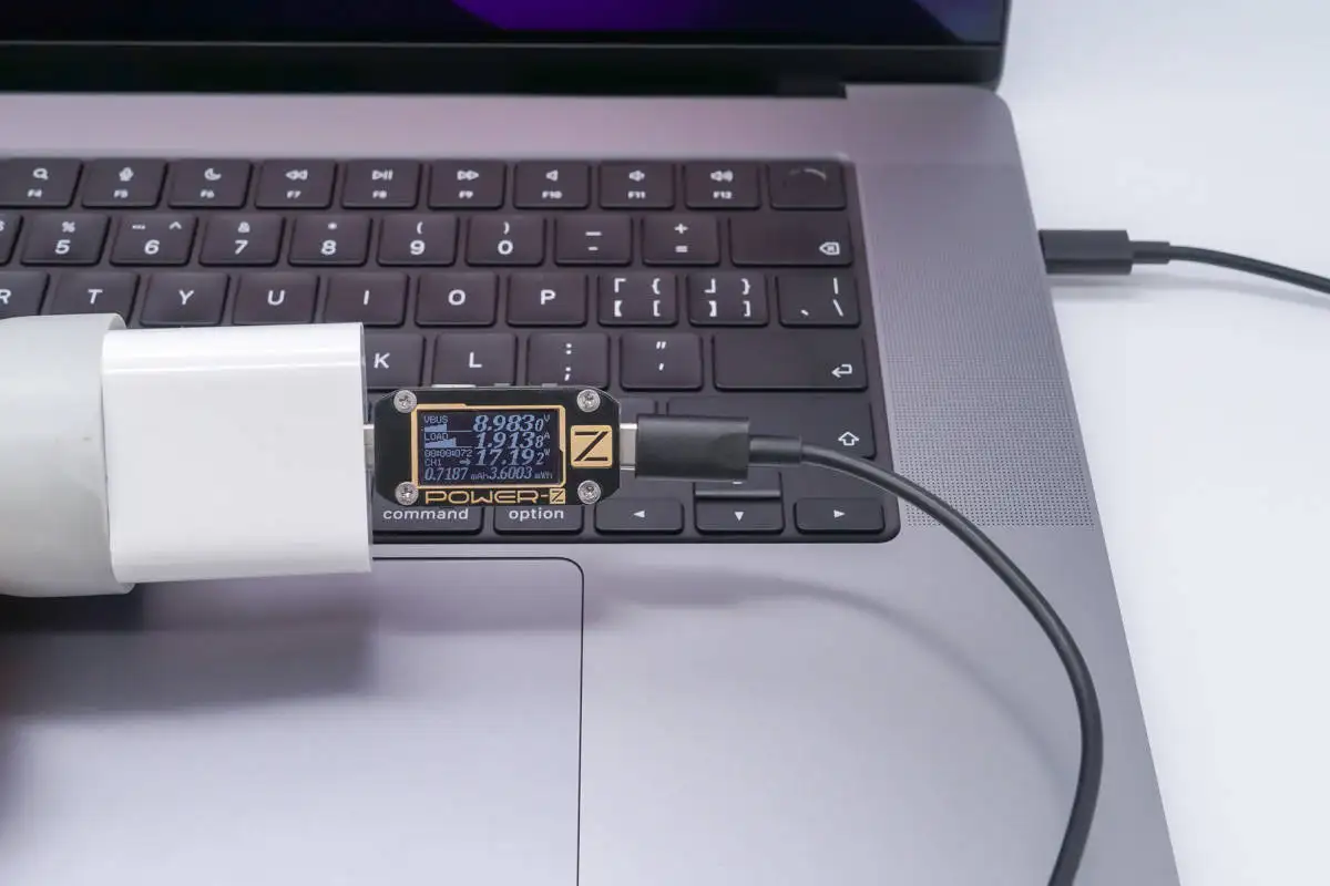 新款MacBook Pro 16快充体验：PD快充电压提升到28V，配备苹果首款140W 