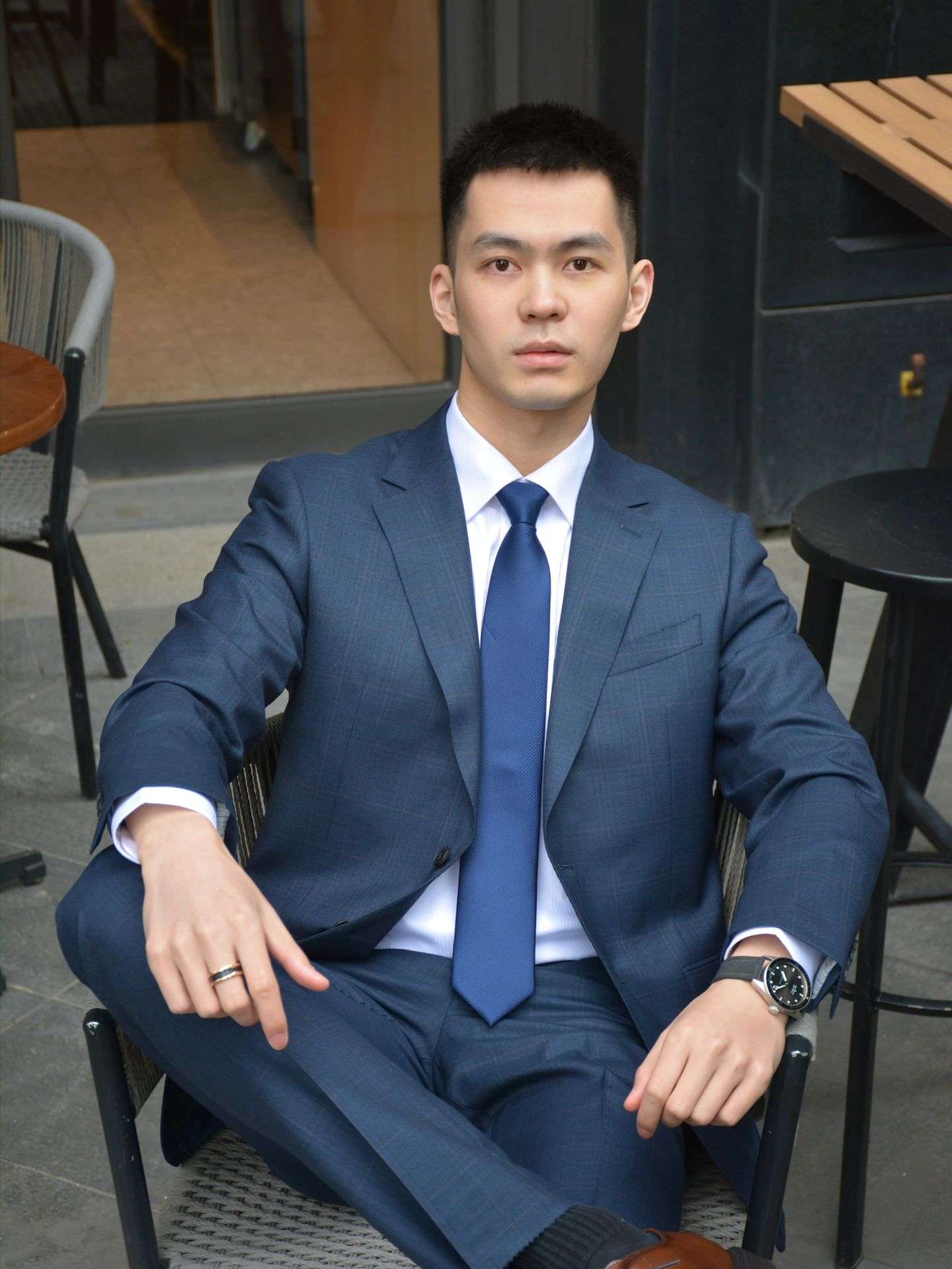 35岁小叔的回忆录 的想法: 今日份正装男孩上线啦!