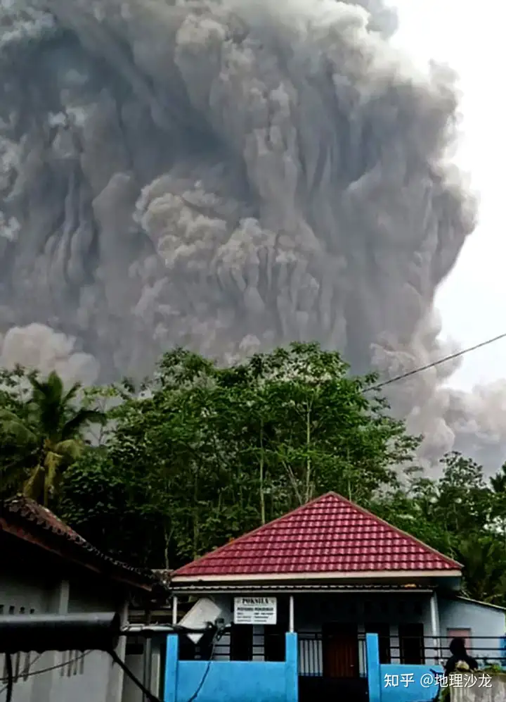 印度尼西亚塞梅鲁火山持续喷发，形成的火山灰柱高达1.2万米