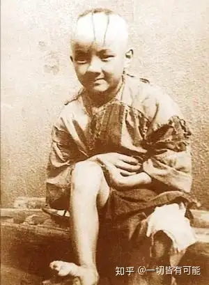 导演是赵明和严恭,饰演三毛这一角色的是王龙基.今天,我又看了一遍.