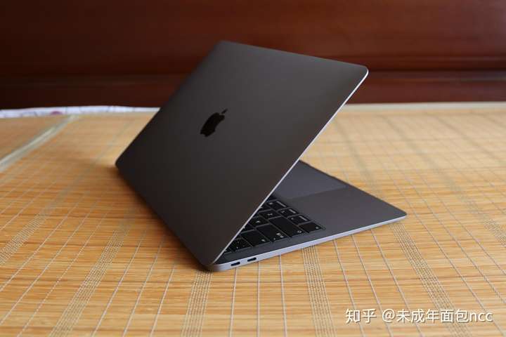 你会选择2019款macbookpro深空灰还是银色听说银色划伤比较容易看得出