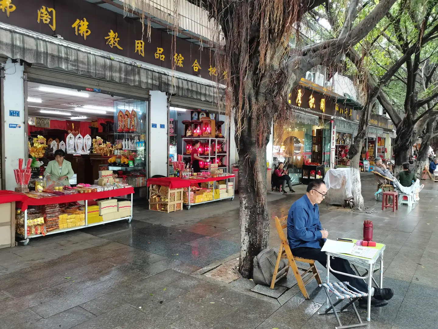 一座皇帝赐名的寺庙，300年的黄葛树成一景，有很多藏僧来此借住- 知乎