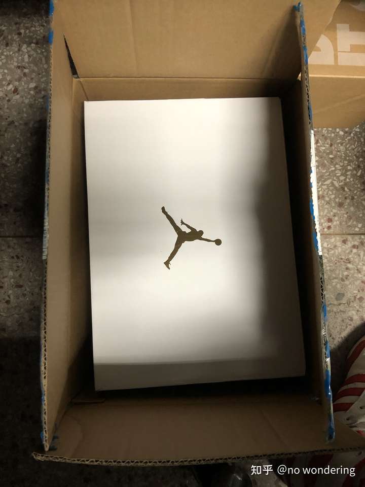 aj1白丝绸鞋盒侧标图片