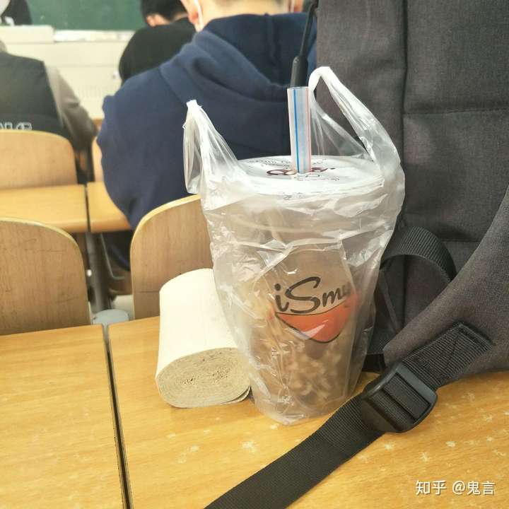 【关于学校禁止带早餐进入课堂,并安排专人查验,我却可以闯关带粥的