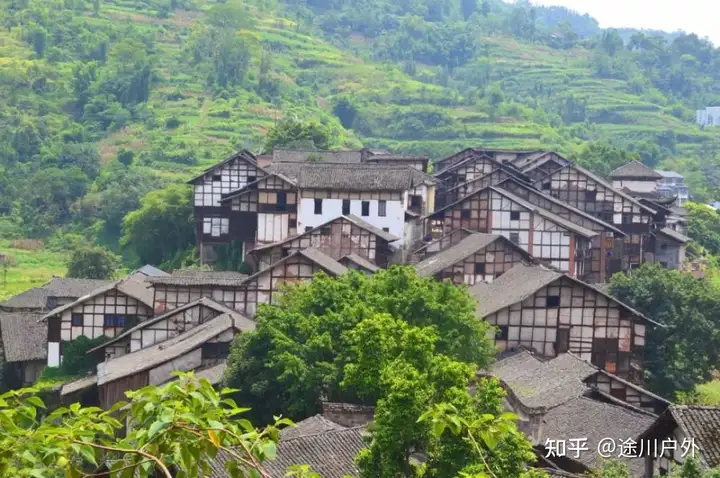 高铁1.5h跑拢！四川这座千年江城，美食美景无数！终于藏不住了！