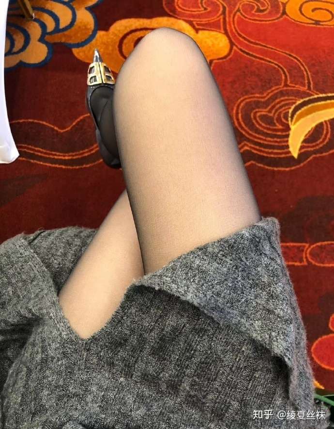 女生喜欢穿肉色丝袜还是黑丝袜?25 女生喜欢穿肉色丝袜还是黑丝袜?25