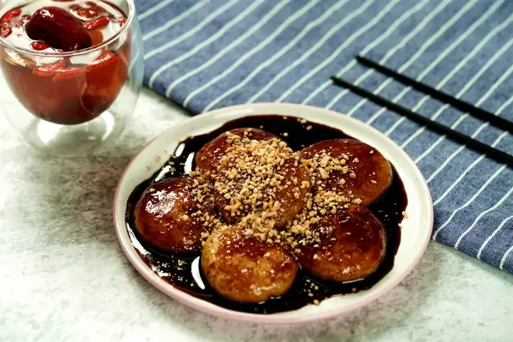 刚煎出来的糍粑,浑身都冒着糯米熟后的香气,甜甜的红糖缠绕着糍粑酥脆