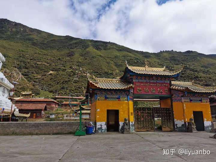 请问松潘红土乡的教场僧林寺是哪个教派的寺院?