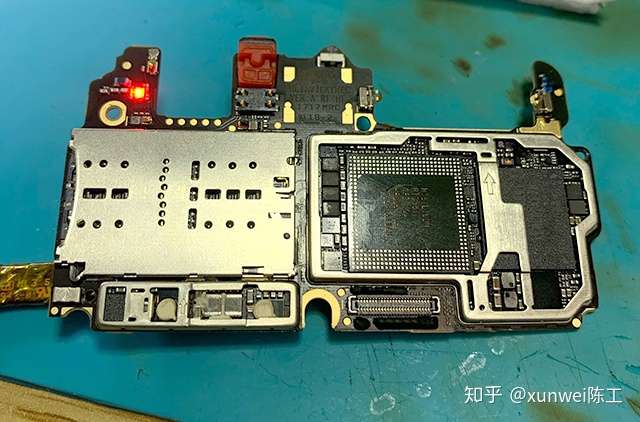 手机主板芯片级维修 华为p10 plus正常使用突然不开机,拆机,开机亮