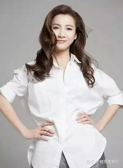 油画大师贺文庆笔下的美人既有灵气更有乡野气,彰显出健美瑜伽范