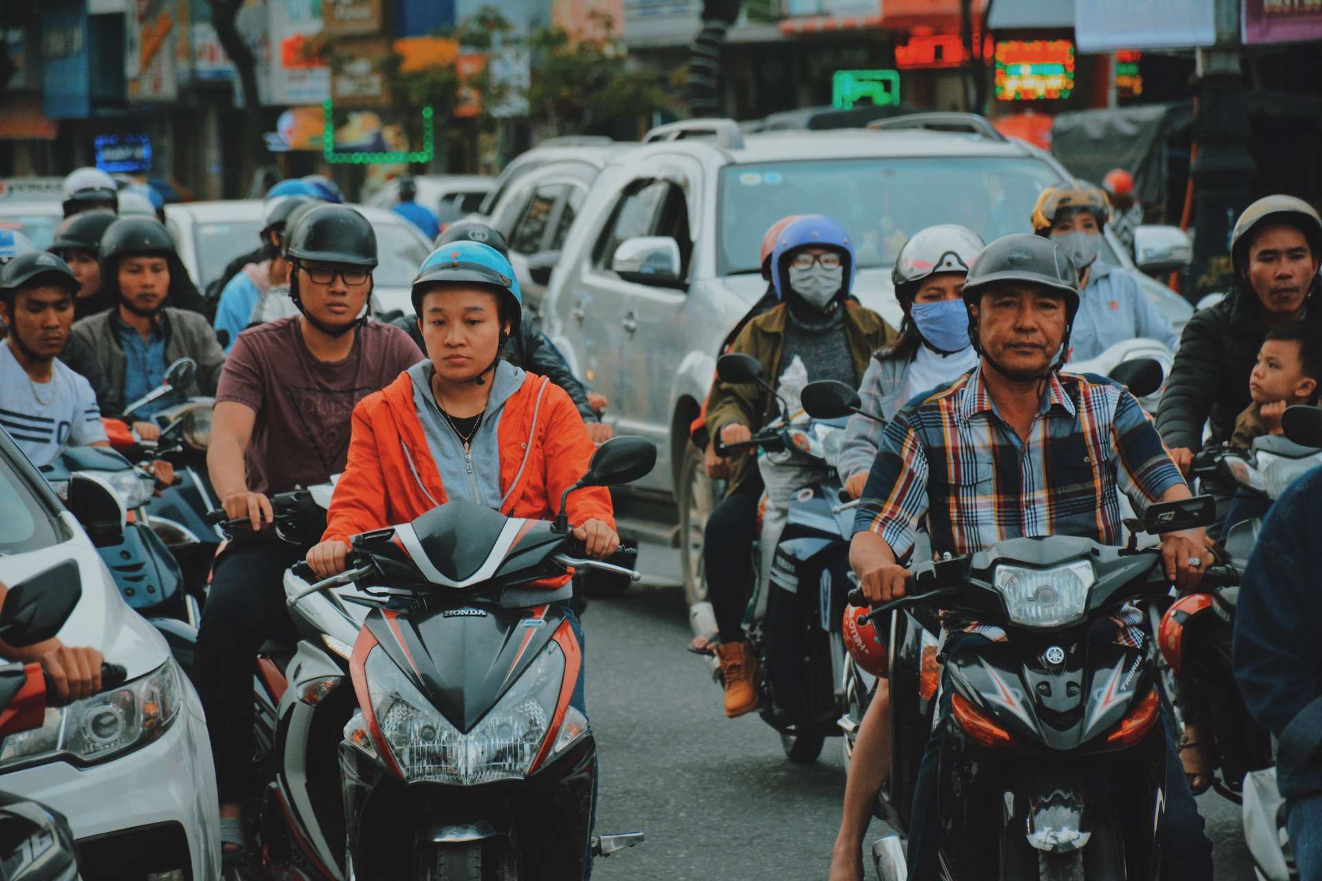 来到越南,最具标志性的莫过于街头川流不息的摩托车.