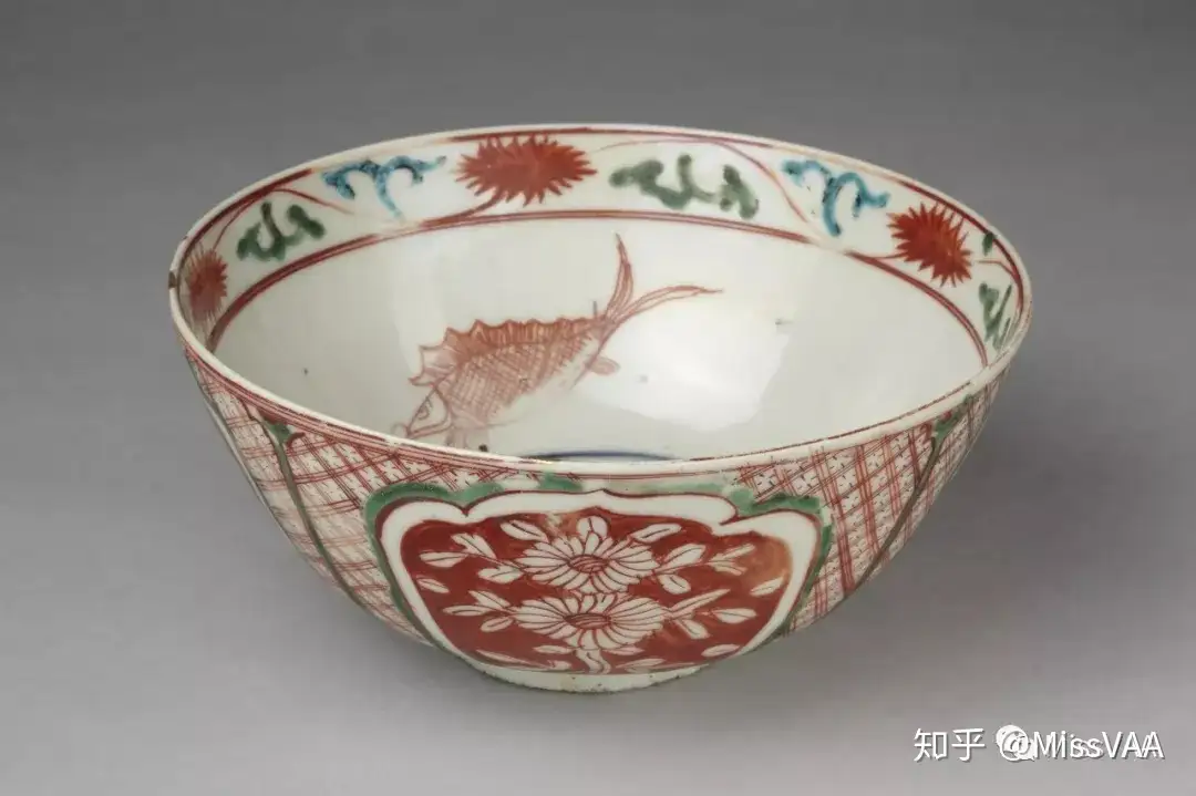 青磁草花陽刻染付皿清朝期-