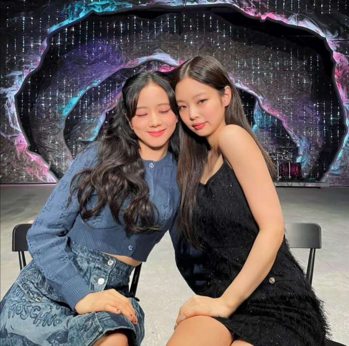 现在金智秀和金珍妮的关系还和过去那么好吗?