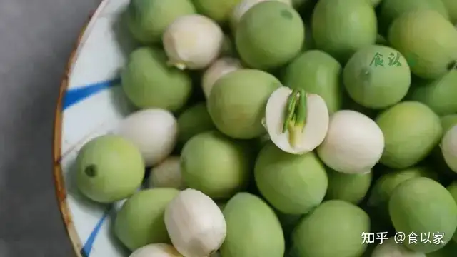 吃新鲜莲子，不要丢弃它，活血化瘀，女人最适合（吃新鲜的莲子有什么好处和坏处）