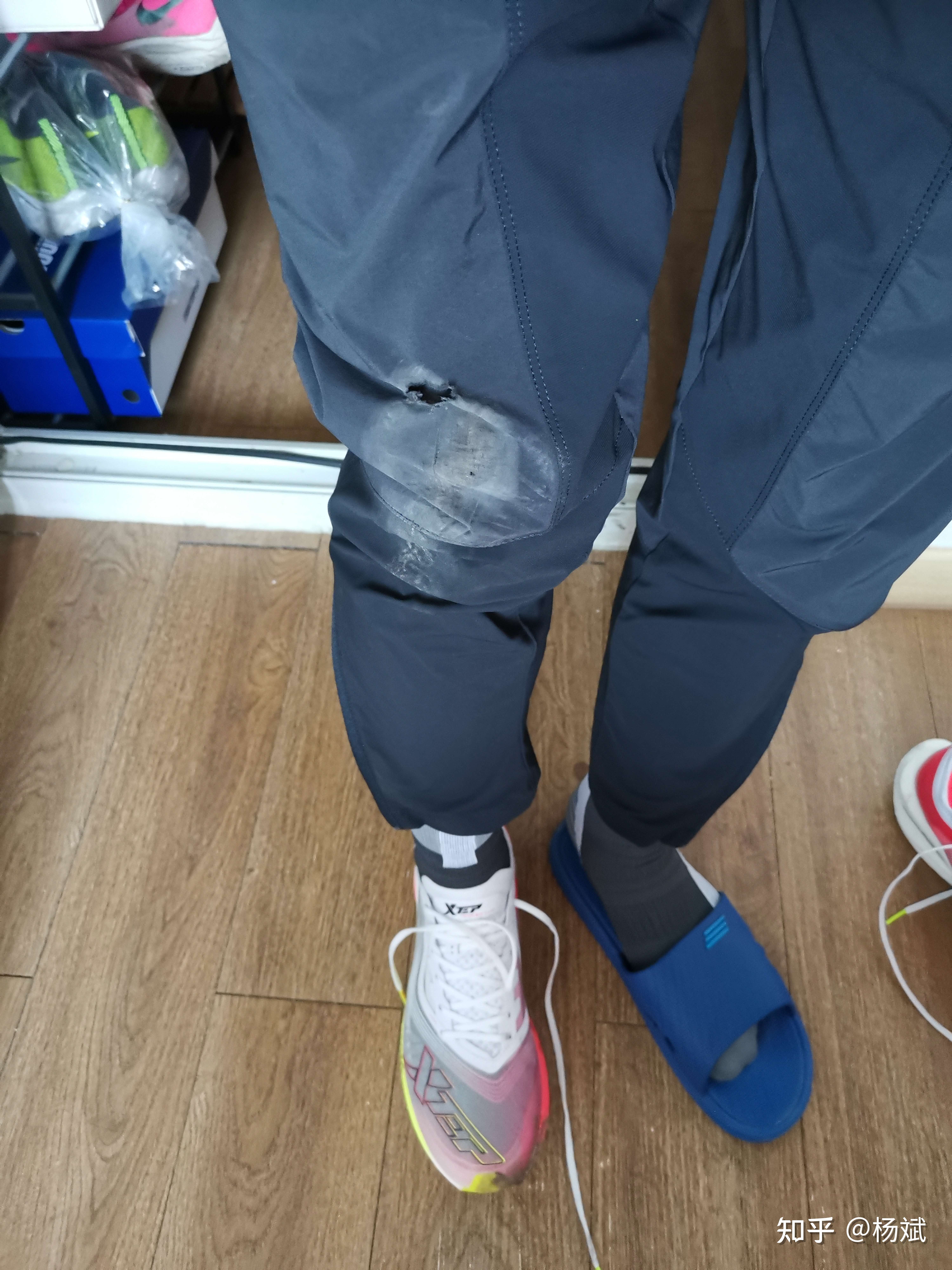 再去的路上,遇到一个桥洞,挺黑的,我看到有人在那里边打篮球,为了避开