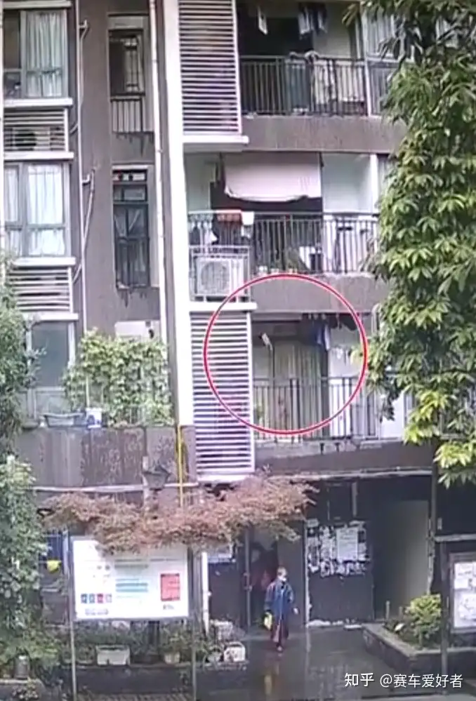 重庆一小区天降菜刀险伤人，当事人：走出楼栋不到5秒，就砸在了后脚跟附近
