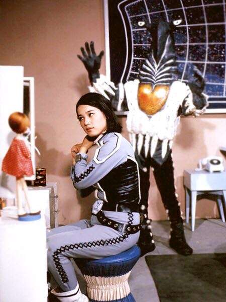 不知道还有没有人记得她 赛文奥特曼中饰演友里安奴队员 我和她是好