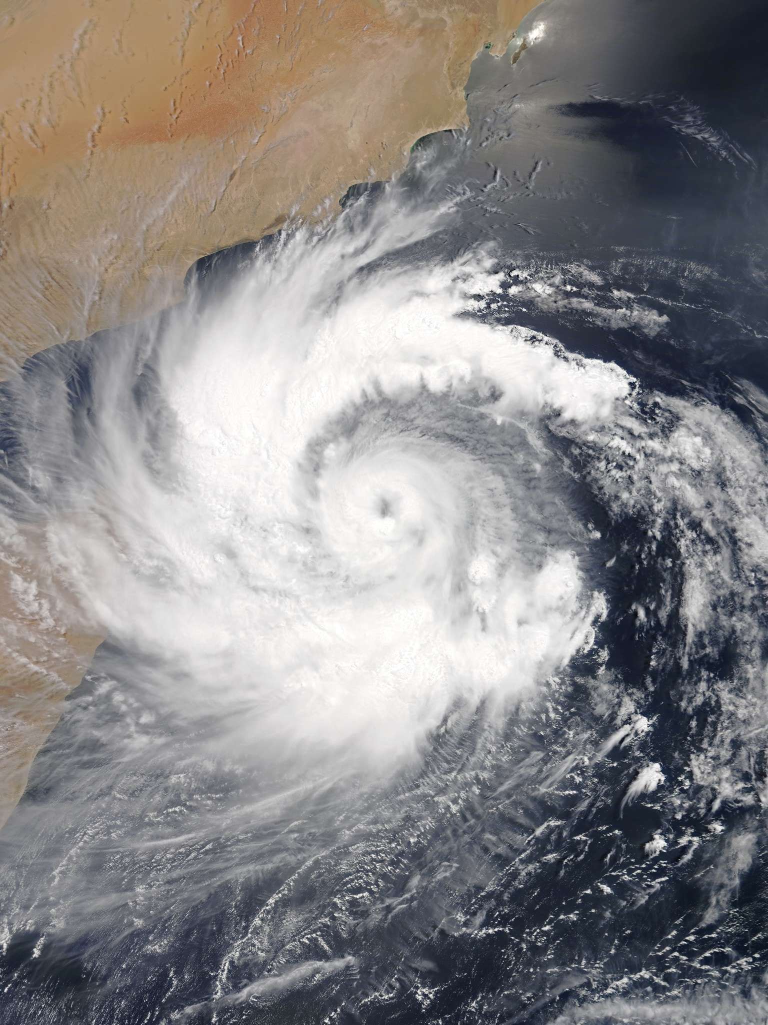 5月23日索科特拉岛东南方特强气旋风暴mekunu正快速增强