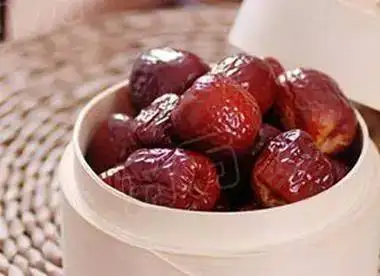 哮喘病人尤其是年龄大的病人应该坚持每天吃蒸熟的枣子,一般大枣吃5枚