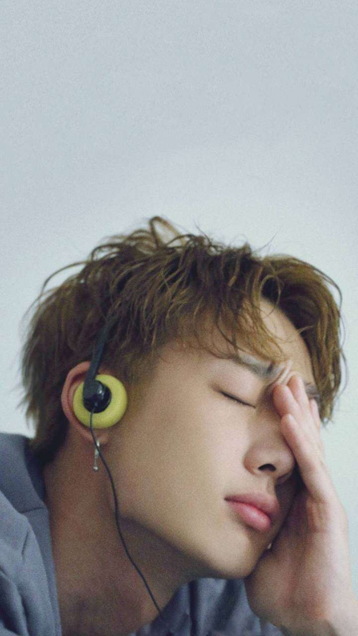 有人知道bobby金知元solo专辑love and fall中预告中戴的耳机的牌子吗