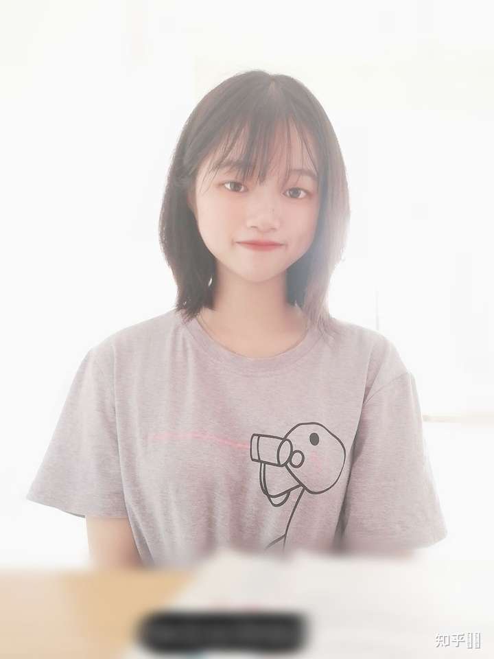 十六岁时人家以为我小学生,二十岁时人家以为我初中生…… 我是属于脸