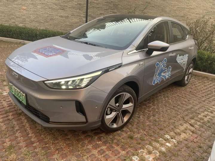 带着宝宝,跟着lg去郊外牧场野餐,今天lg选择了氢氪出行的银色几何c来