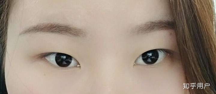 我和你的眼型有点像,内双,眼尾上翘,说不出来是什么眼型
