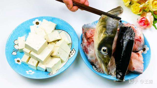 炖鱼头豆腐汤时 不要直接下锅炖 少了这一步 鱼汤又浑又难喝 知乎