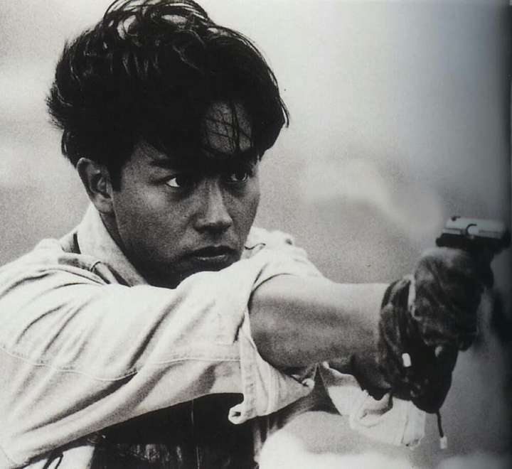 对,没错～ 就是《纵横四海》～ 看到提问里面拿枪的照片,我想起来之前