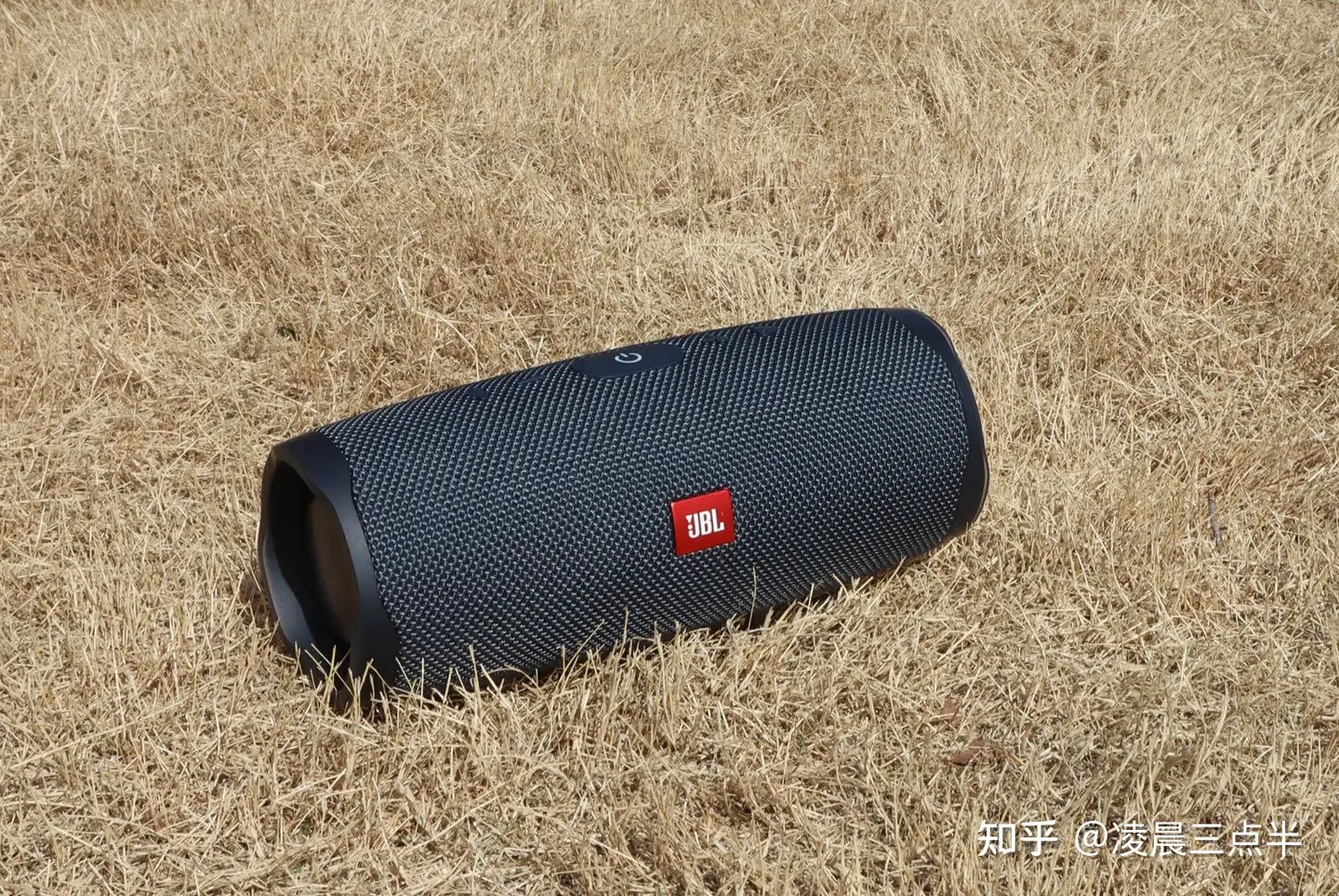 JBL Charge Essential2音乐冲击波青春版二代蓝牙音箱评测：小身材大