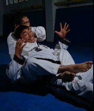 被裸绞能通过把手伸到后面狠捏对方睾丸来破解吗