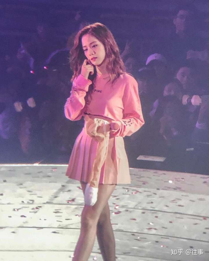 自拍 lisa>jennie=rosie>>jisoo 硬照 jennie>lisa>jisoo>=rosie 舞台