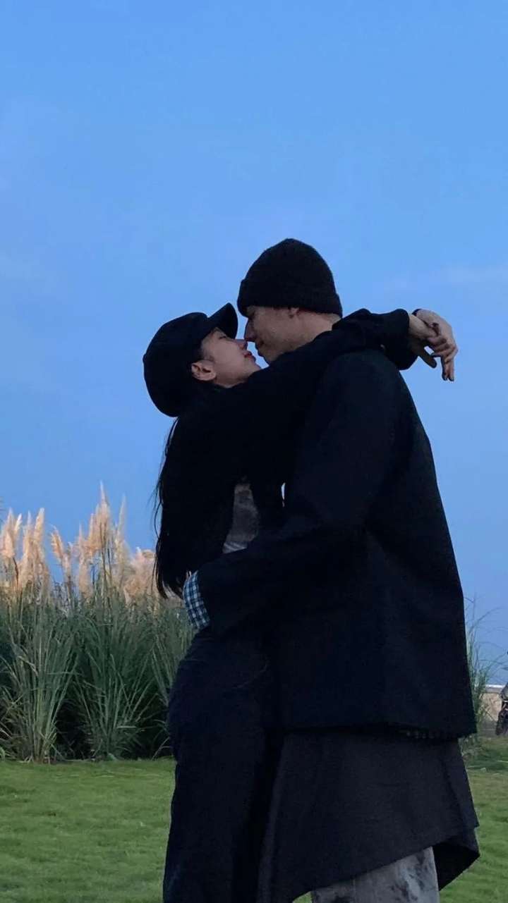 有哪些好看的情侣背景图?