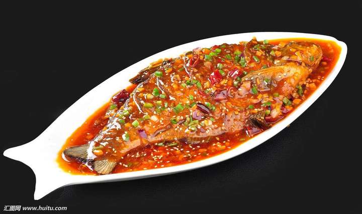 这个是看菜,寓意为年年有余,未免哪个二杆子把这个鱼吃了,是不烧熟的.