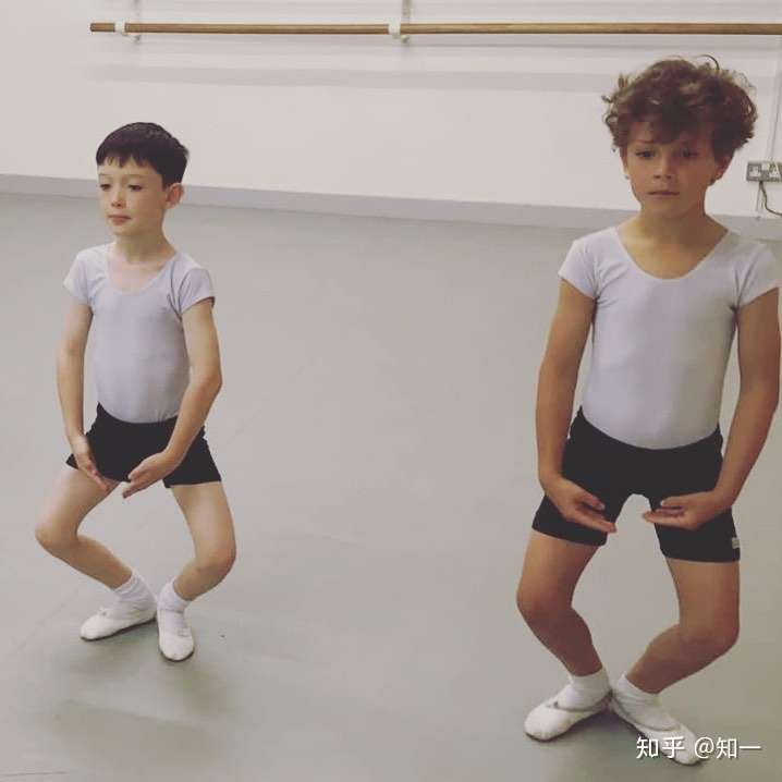 小学男生穿芭蕾舞服装图片