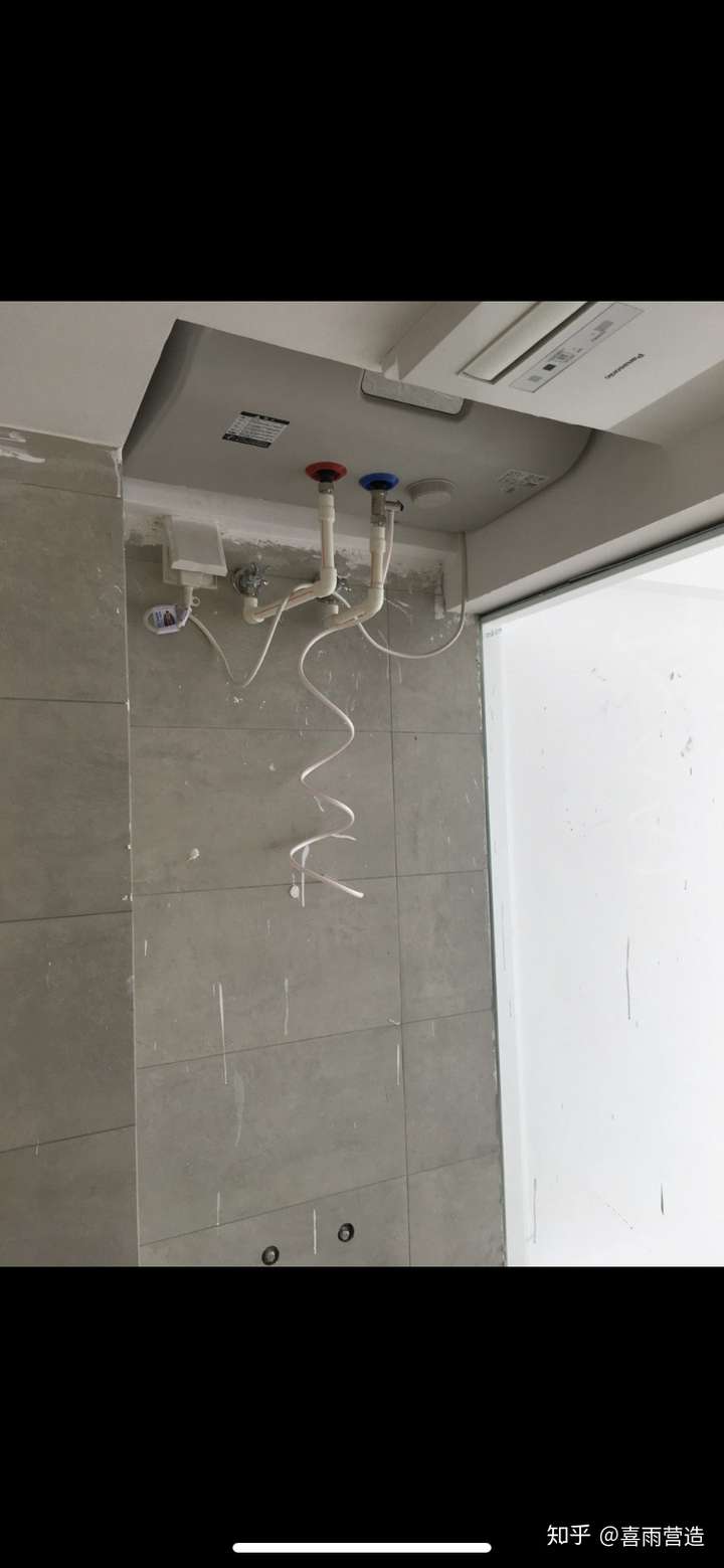 准备装修卫生间,热水器放在卫生间里很丑 怎么装热水器才能把它藏起来