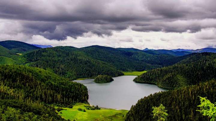 普达措的总体海拔会比较高一些一般是在