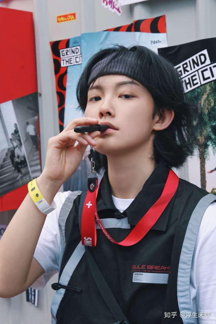 你身边有没有特别帅的女生?帅炸天的那种!