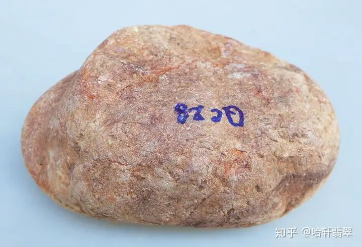 新手跑市场时你应该知道的对翡翠原石进行判断的点！