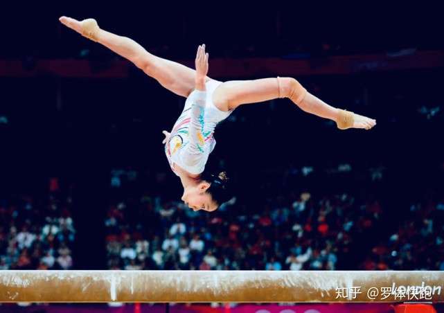 12年前的今天 爱哭的邓琳琳和中国女子体操队一起站上北京奥运最高领奖台 知乎