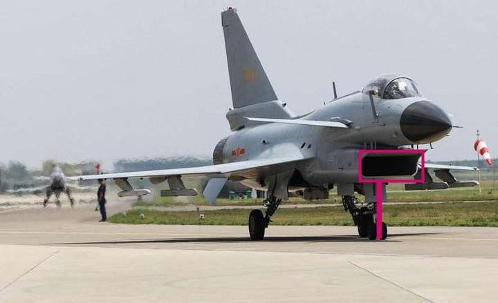 我小学的时候看的文章,说是前起落架贯穿进气道导致强度不够,但我想