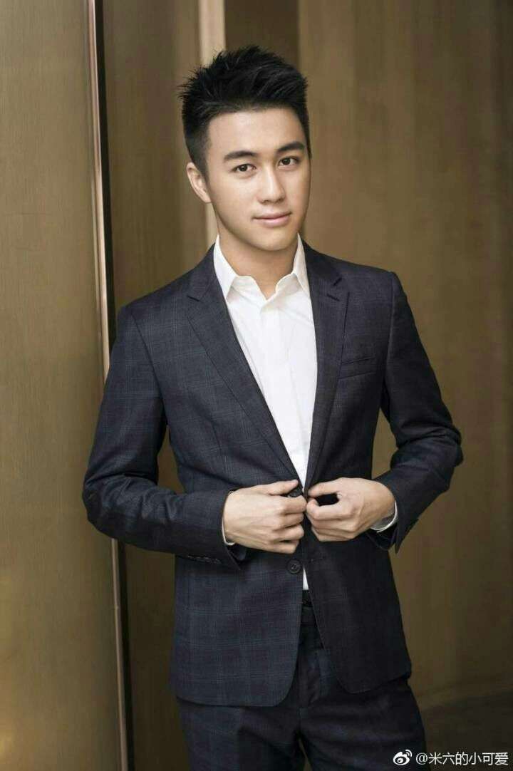 尊龙  华人影帝 在影坛上的地位自行百度 代表作《末日皇帝》《蝴蝶